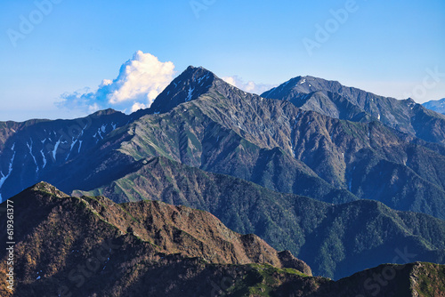 甲斐駒ヶ岳から眺めた南アルプスの北岳と間ノ岳 © Taka Mountain