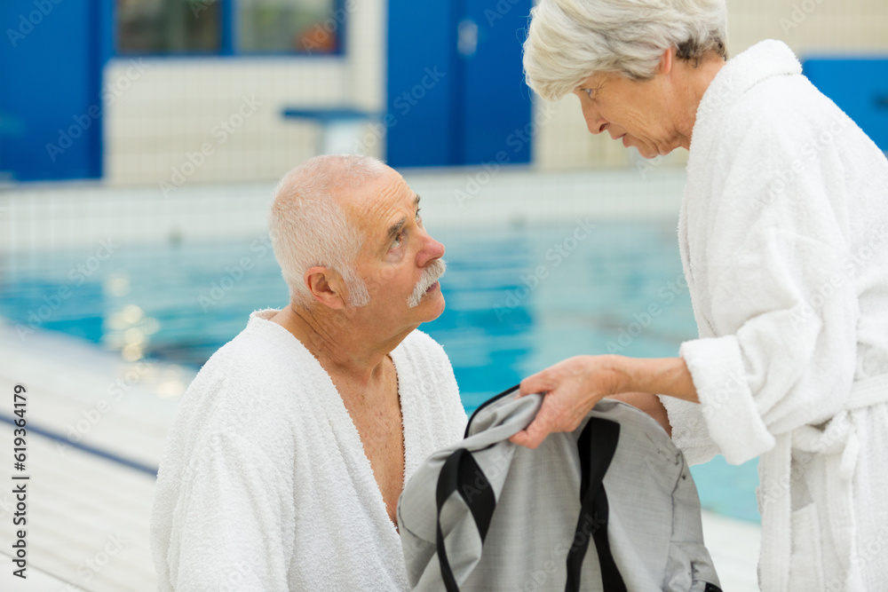 Obraz premium senior couple in a spa during their holidays