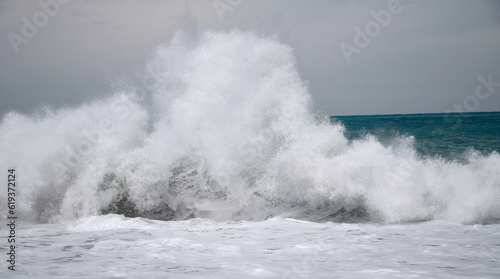 Grande vague sur mer méditerranéenne gris ciel bleu mer