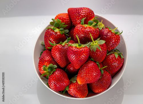 Schüssel voller reifer Erdbeeren auf hellem Hintergrund – Sommerfrucht