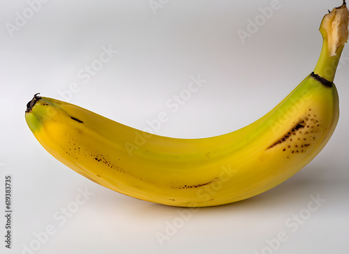 Bananenbündel auf neutralem Hintergrund – Symbol für gesunde Ernährung