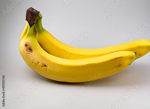 Bananenbündel auf neutralem Hintergrund – Symbol für gesunde Ernährung