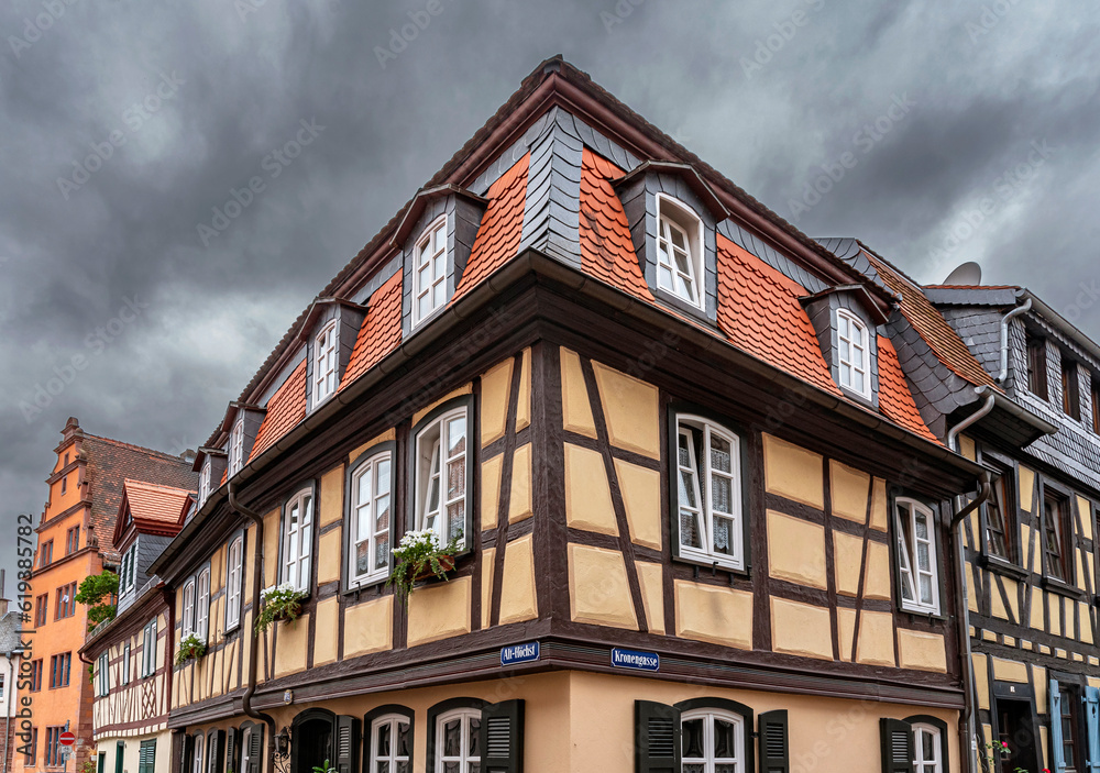 Fachwerkhäuser in der historischen Altstadt von Frankfurt-Höchst mit grauem Wolkenhimmel