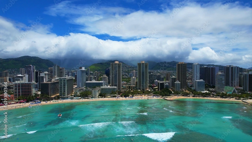 Obraz premium Green ocean Waikiki beach and hotels
