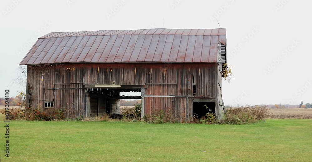 Fototapeta premium Old barn along Route 6 in Wood County. Ohio, USA.