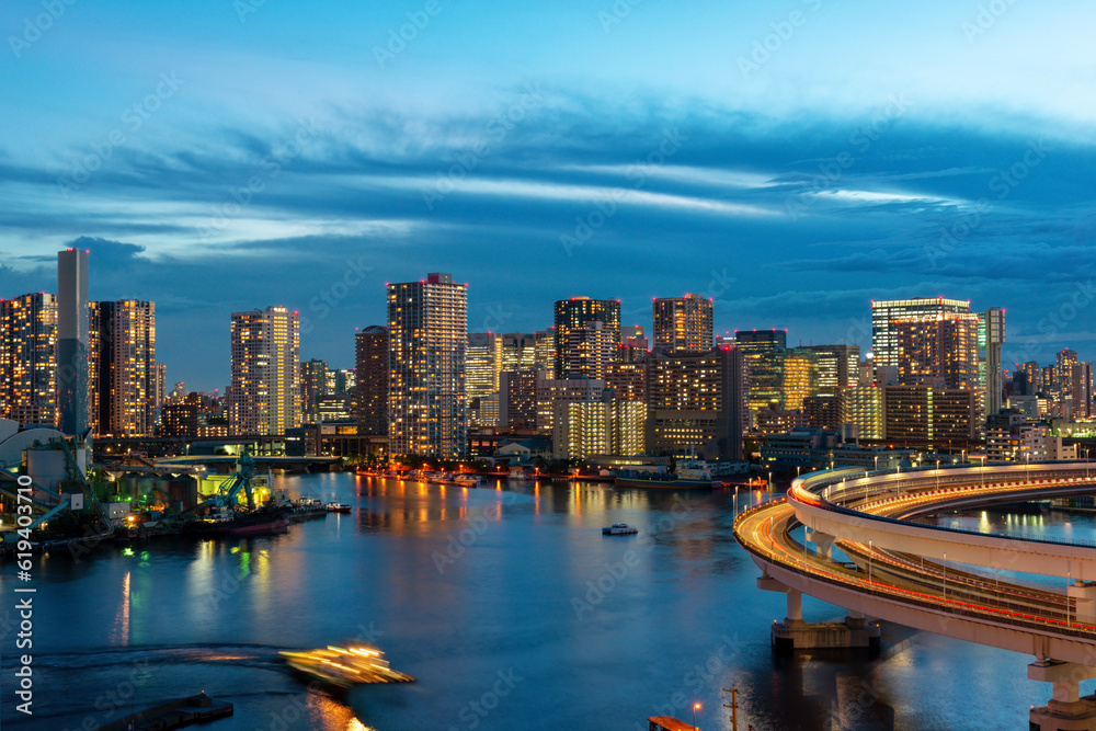 Obraz premium Beautiful landscape of architecture of famous modern district Tokyo with bridge, road and sea, Japan travel background