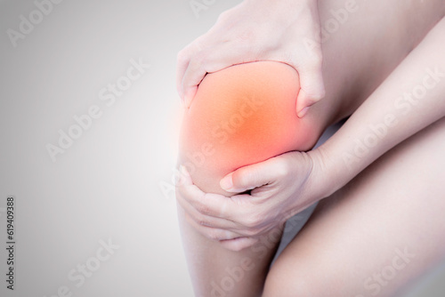 Woman knee pain from exercising. Knee Pain may come from osteoarthritis in the elderly. Common symptoms: knee pain and difficulty walking. Health problems and medical concept.