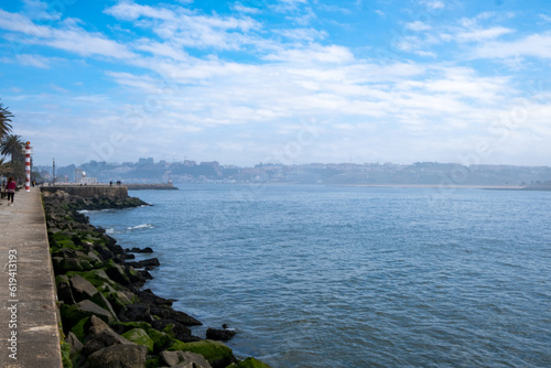 Idílica vista costera de Oporto, Portugal, con el magnífico Océano Atlántico en primer plano. Las aguas serenas se extienden hasta donde alcanza la vista. photo