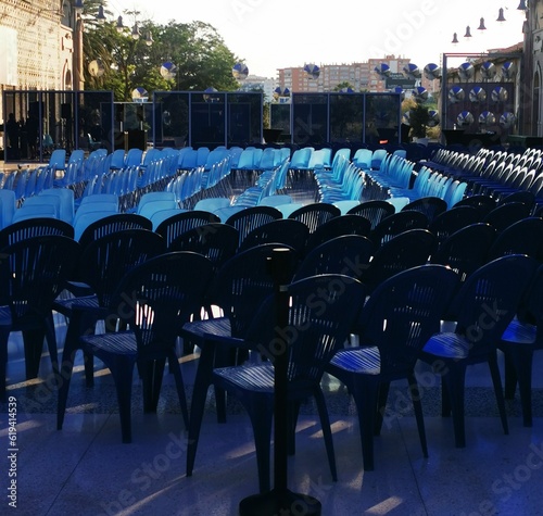 auditorio al aire libre con sillas azules de dos tonos a la derecha los focos 
