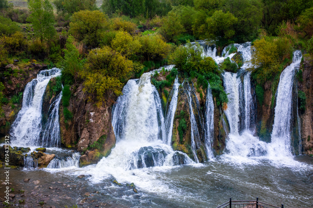 Obraz premium Muradiye waterfall, located on the Van - Doğubeyazıt highway, is a natural wonder that is frequently visited by tourists in Van.