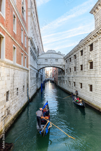 gondolas, passing over, Bridge of Sighs, Venezia, Italy, Europe