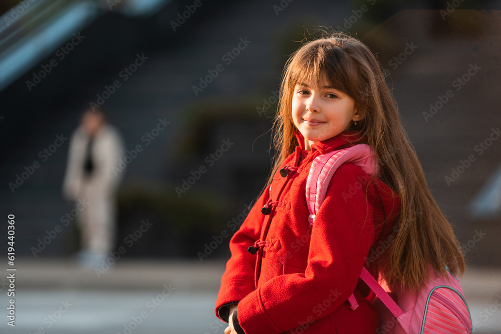 Obraz premium A portrait of a happy child student with school backpack outside.
