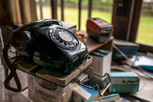 日本の廃校に残された昭和の黒電話