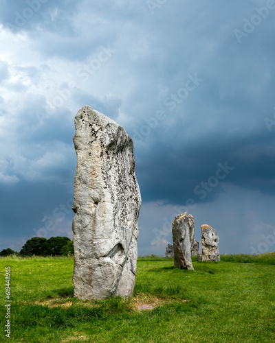 Pierres dressées du site néolithique de Avebury dans le comté de Wiltshire sous un ciel orageux