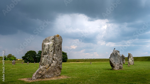 Pierres dressées du site néolithique de Avebury dans le comté de Wiltshire sous un ciel orageux photo
