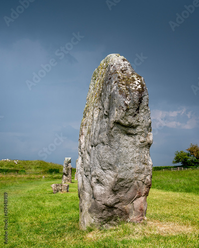 Pierres dressées du site néolithique de Avebury dans le comté de Wiltshire sous un ciel orageux photo