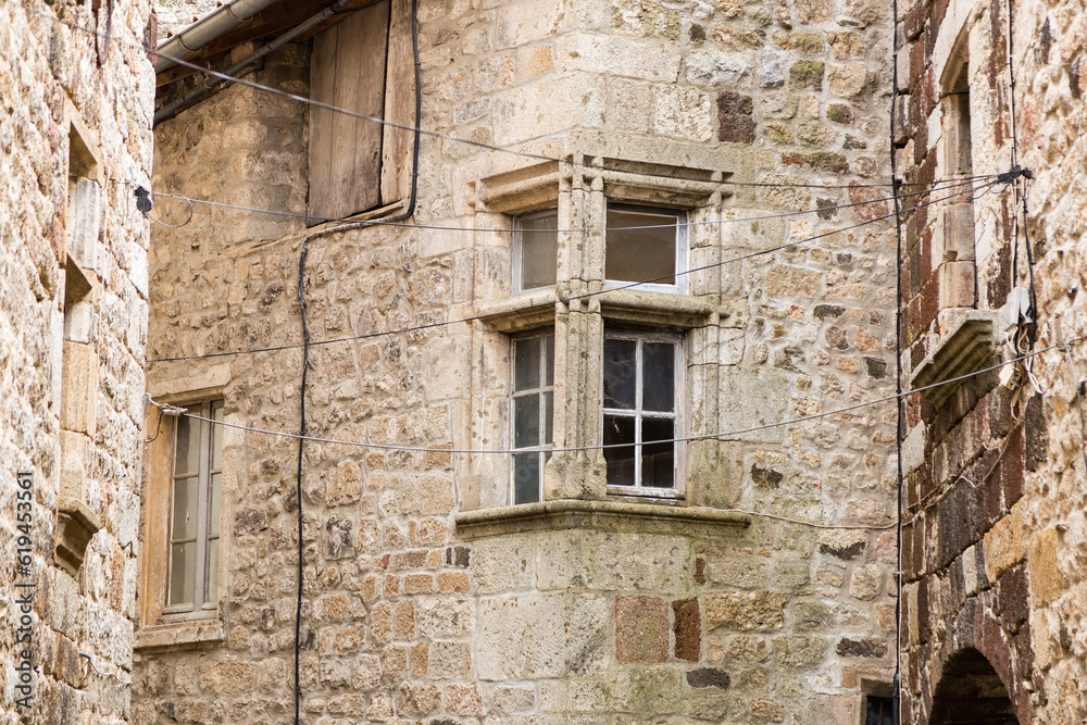 Belle fenêtre à meneaux d'angle moulurés dans un vieux village en pierres. Thueyts, Ardèche