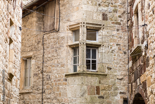 Belle fenêtre à meneaux d'angle moulurés dans un vieux village en pierres. Thueyts, Ardèche © YVO-Photos