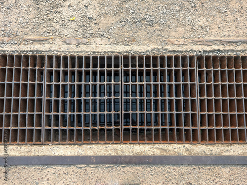 Bilde på lerret rusty iron grate of water drain