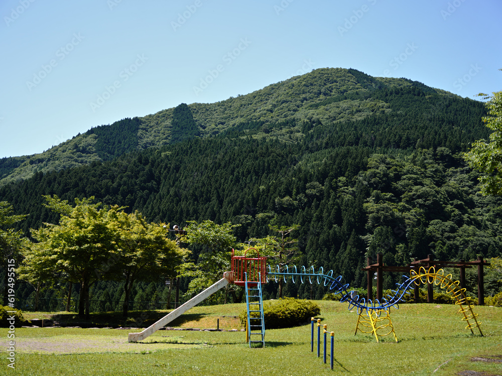 日本の山々　広葉樹　針葉樹　田舎の風景