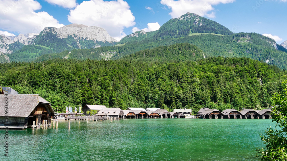 Fototapeta premium Smaragdgrüner Königsee mit Bootshäusern und Kehlstein