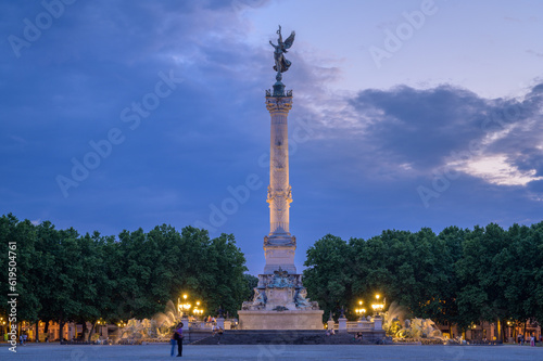 Obraz na płótnie Bordeaux's Place des Quinconces: Home to the Impressive Girondins Monument w salonie