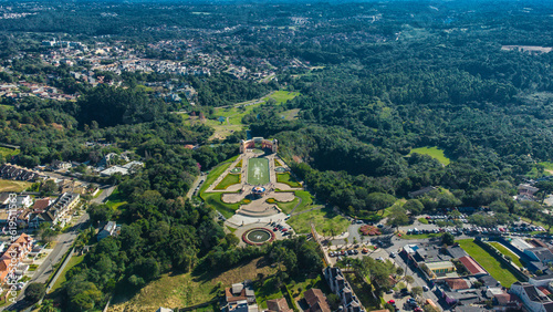 Visão aérea do parque Tanguá na cidade de Curitiba Paraná Brasil captada do alto por um drone.