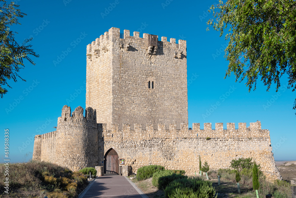 Vista exterior del castillo medieval datado del siglo XI en la villa de Tiedra, región de Castilla y León, España