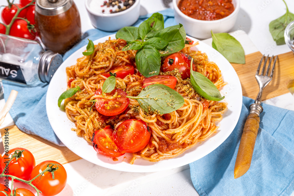 Spaghetti pasta with grilled tomatoes Spaghetti pasta with grilled tomatoes