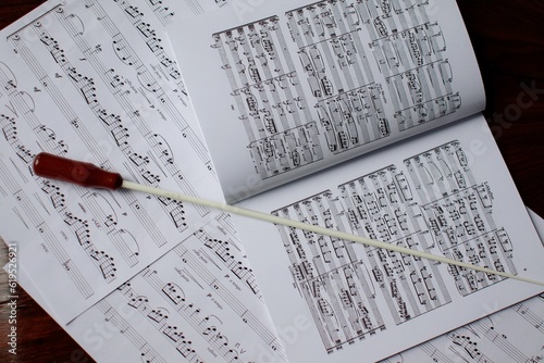 Tableau sur toile Conductor baton on music score close-up