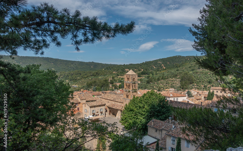 Village de Moustiers-Sainte-Marie, village Provençal près du plateau de Valensole, sud de la France.