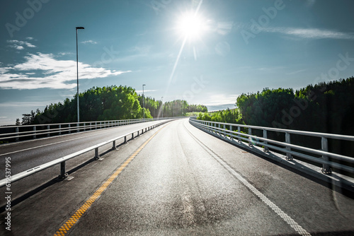 Asphaltierte Schnellstrasse im Gegenlicht