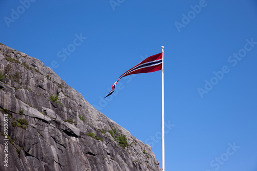 Norwegische Nationalflagge vor blauem Himmel