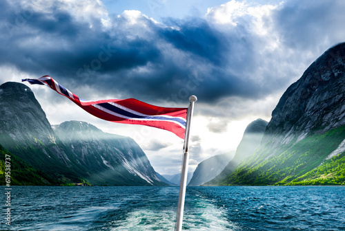 Heckflagge eines Schiffes in einem Fjord in Norwegen