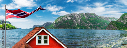 Rotes Haus an einem Fjord in Norwegen