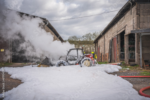 Foto Die Feuerwehr nutzt Löschschaum um einen brennenden Radlader zu löschen, wobei es zu einer starken Rauchentwicklung kommt