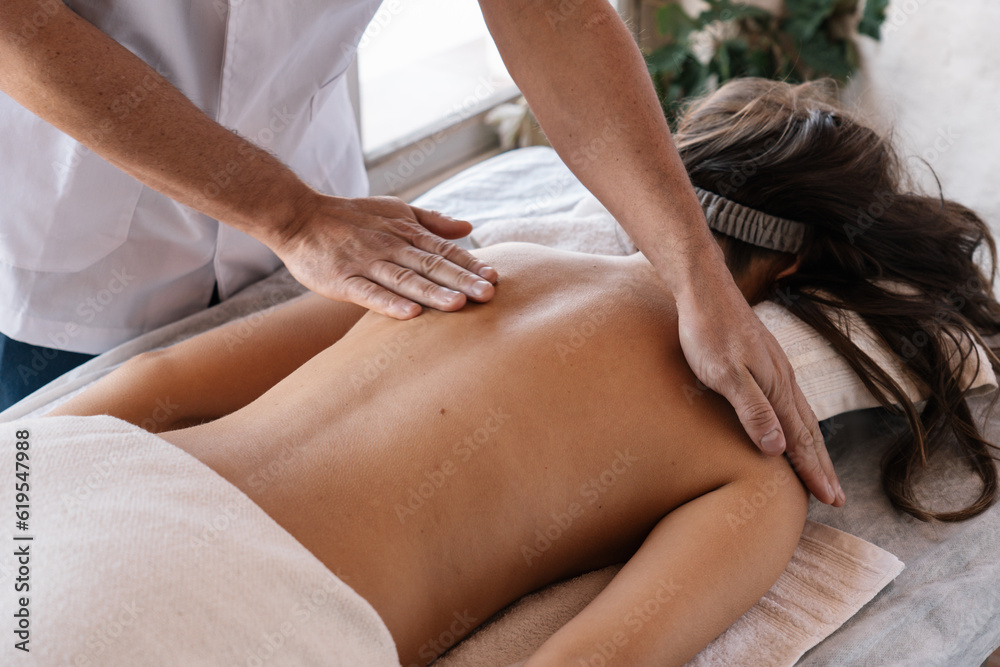 Obraz premium Physiotherapist Treating The Back Of A Patient