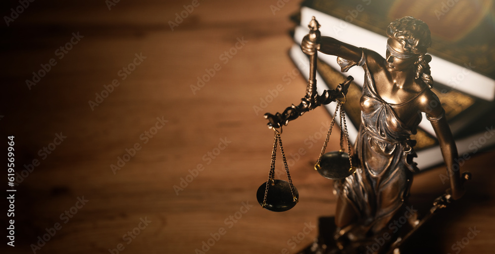 Justice and legal book on wooden table - obrazy, fototapety, plakaty 