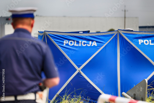 Parawan policyjny. Polska policja drogowa na miejscu wypadku drogowego.