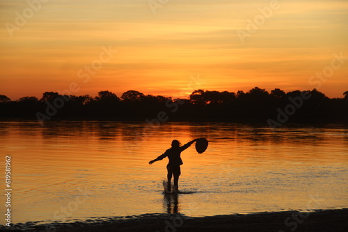 Silhueta de pessoa não identificada no Pôr do sol no rio araguaia, no Tocantins