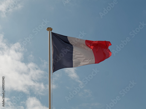 drapeau français devant un ciel bleu