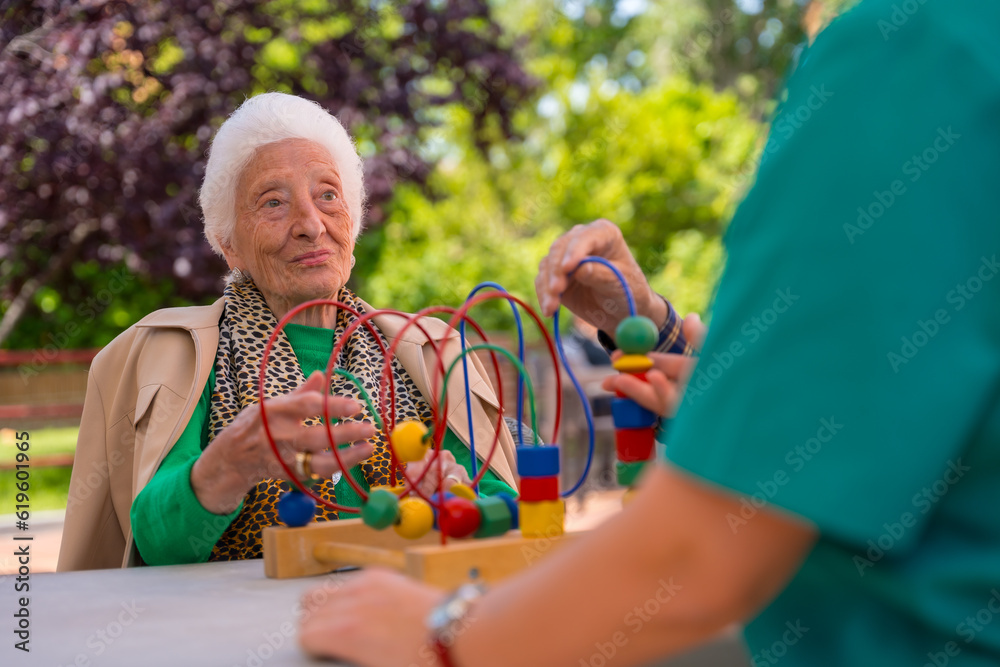 Φωτογραφία Hand of an elderly woman in the garden of a nursing home or retirement home play