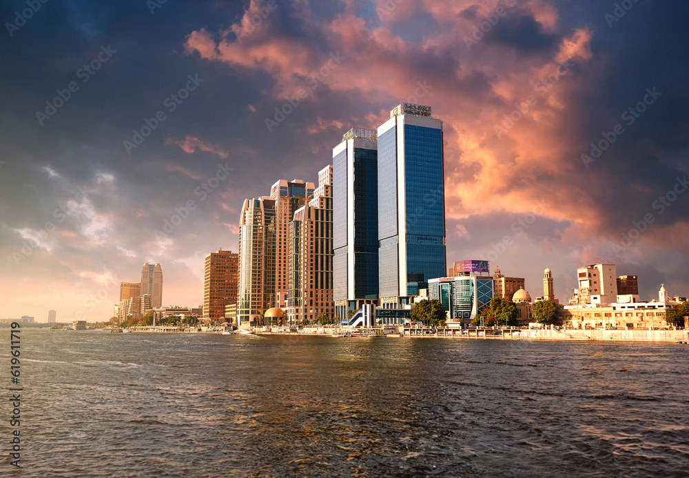 Obraz premium Cairo View with Nile River and Skyscrapers in Egypt.