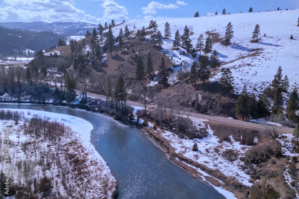 Naklejka premium winter landscape with river and mountains