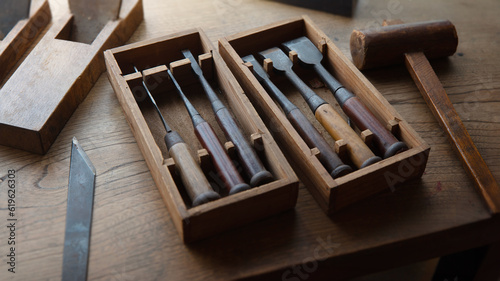 Fotografía Japanese wood working tools on an old rustic work table