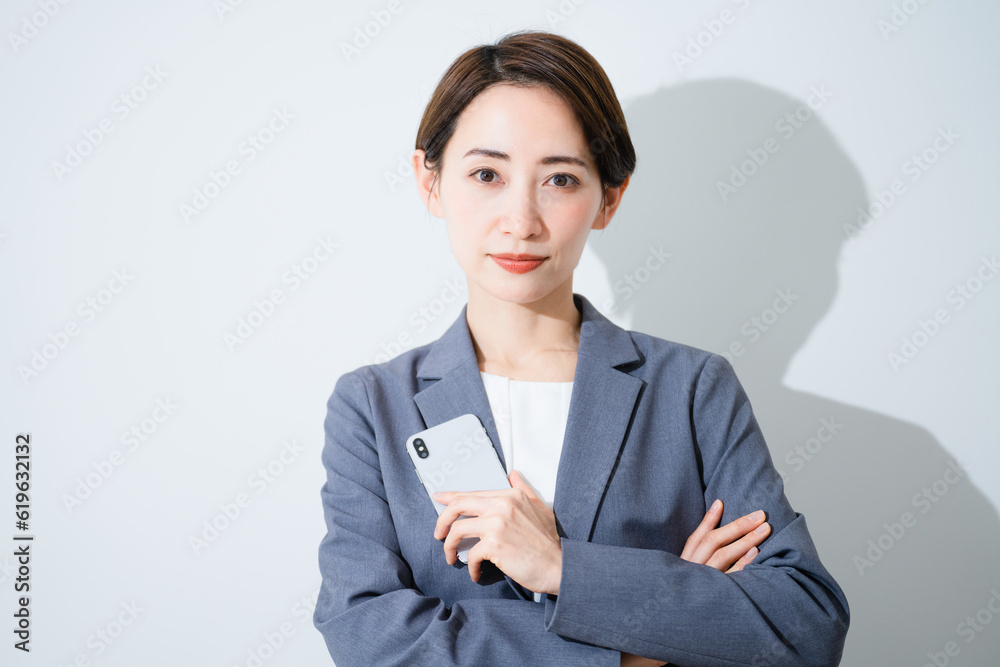 スマートフォンを持っている若い女性 ビジネスイメージ スマートフォンを持っている若い女性 ビジネスイメージ