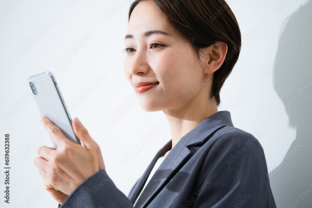 スマートフォンを使う若い女性 ビジネスイメージ
スマートフォンを使う若い女性 ビジネスイメージ