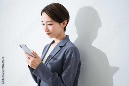 スマートフォンを使う若い女性 ビジネスイメージ 