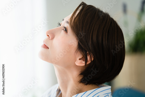 眼薬をうつ若い女性 花粉症イメージ 