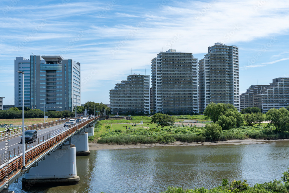 多摩川沿いの高層ビルの風景